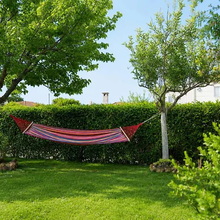 Prázdninový dům Cozy W Rustic Charm & Private Garden *
